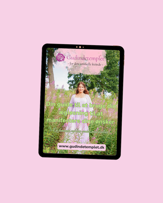 E-Book: Guidebook to How to Use Your Ovulation to Manifest Your Dreams with - A Feminine Cycle Guide with Exercises
